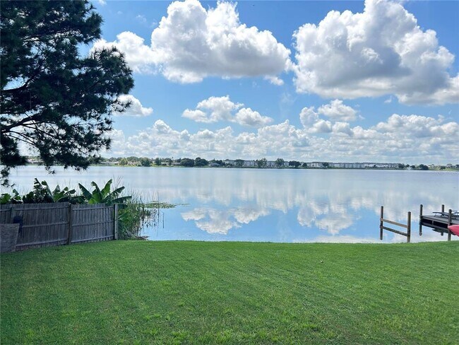 Foto del edificio - 677 Lake Dexter Cir
