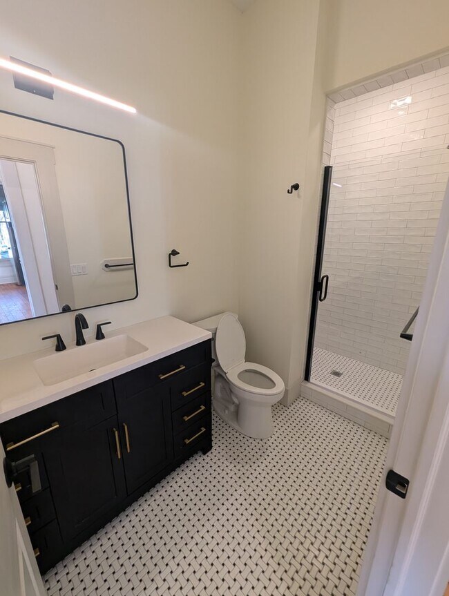 Foto del edificio - Newly renovated, modern apartment in historic Covington