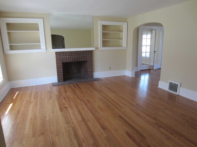 Building Photo - 212 S Cherry St