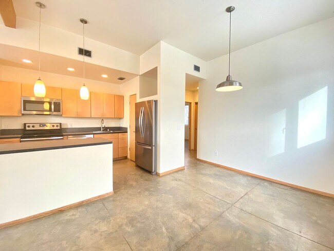 Foto del edificio - 1 MO. FREE RENT! Contemporary Retreat on Dunlap St.