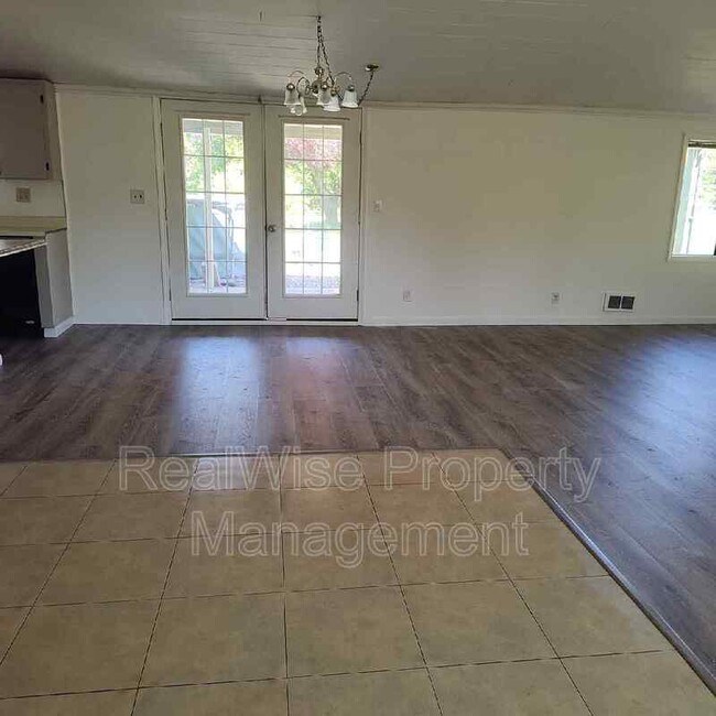 Foto del edificio - 853 River Bend Rd