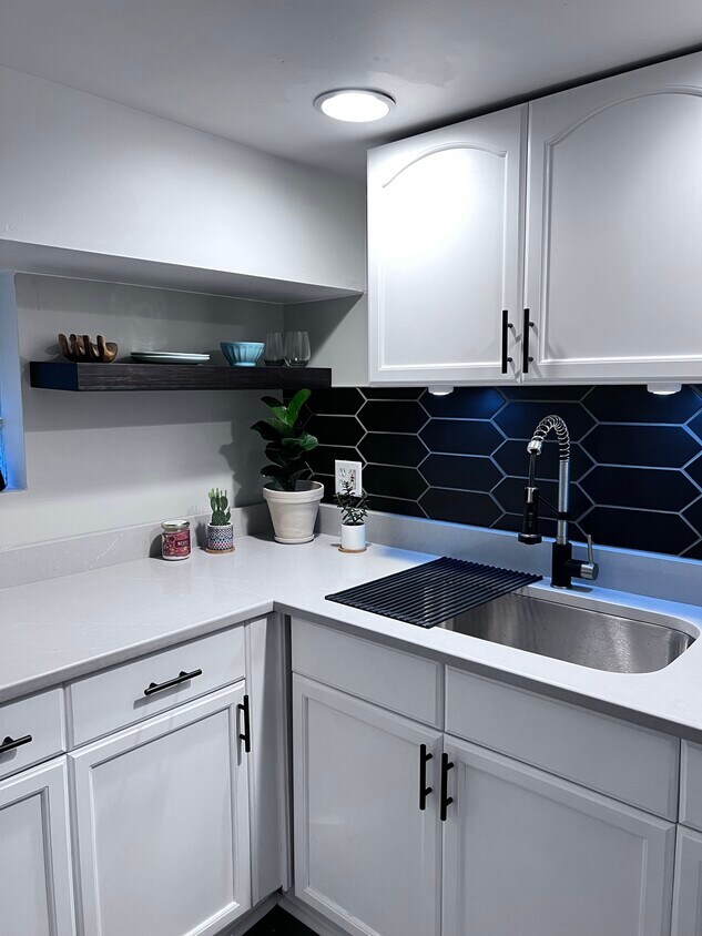 Kitchen (renovated in 2022). Quartz countertops. Foldable drying rack included. - 2134 N Maplewood Ave