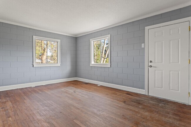 Building Photo - 914 Ranch Farm Rd