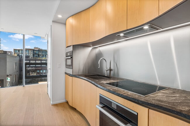 Building Photo - 401-1568 Alberni St