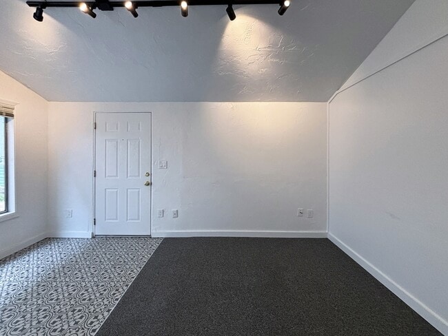 Building Photo - 734 E 14th Ave