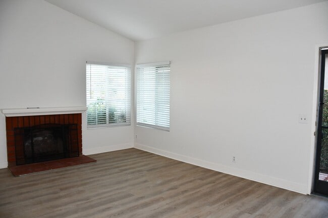 Building Photo - 1271 N Mosswood Dr