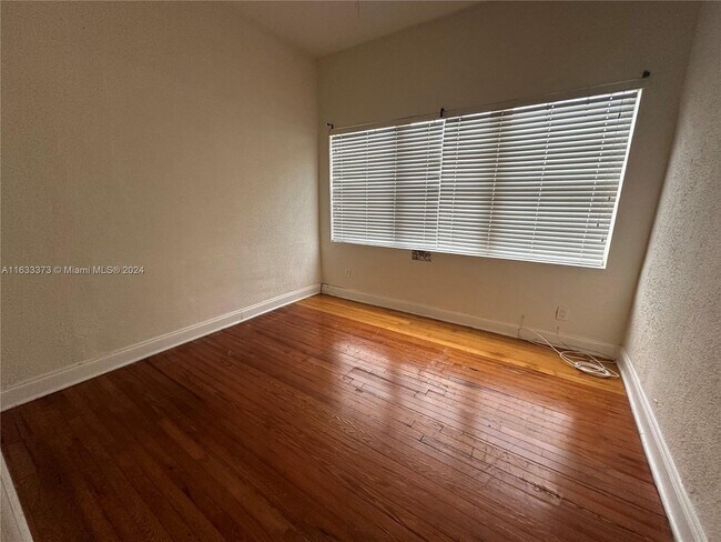 Foto del edificio - 2328 SW 17th St