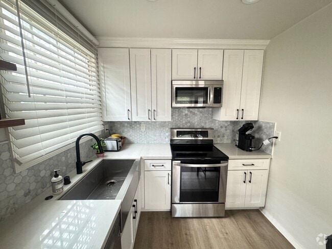 Building Photo - 630 E San Antonio Dr