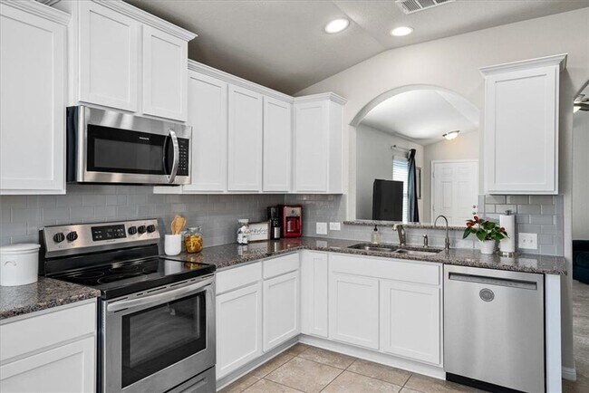 Foto del edificio - 3 Bedroom, 2 Bath, Single Story Home in Highland Park