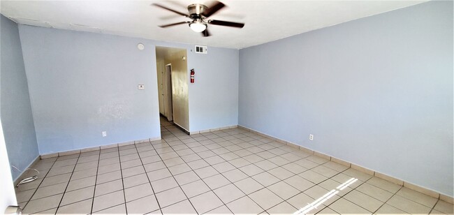 Foto del edificio - 223 E Birch St