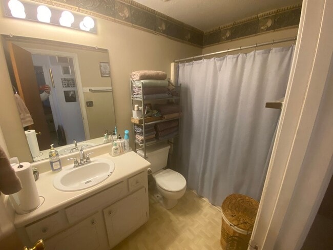 Building Photo - 3860 Crest Dr