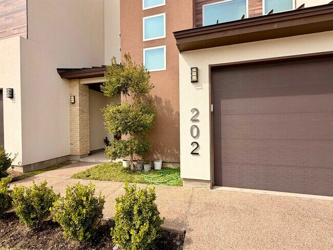 Foto del edificio - 9653 McPherson Rd