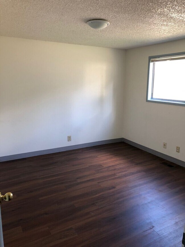 Foto del edificio - 2 Bedroom, 1 Bathroom Downstairs Apartment - 4-Plex