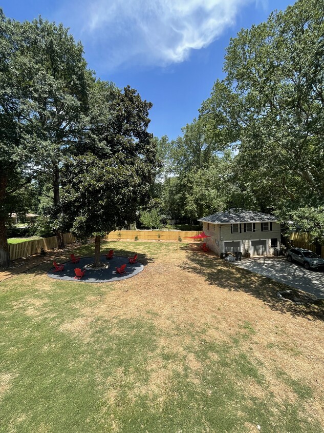 Private parking and outdoor space to enjoy - 941 Jefferson Ave