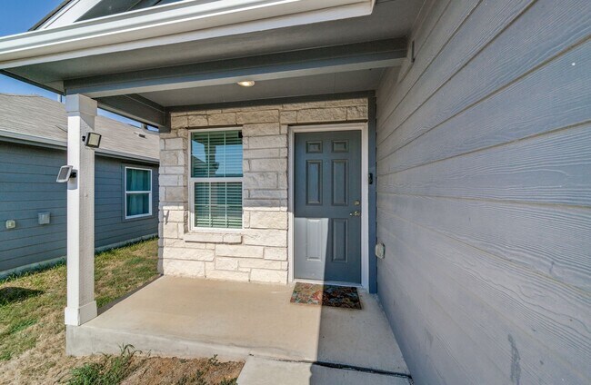 Building Photo - 3-BEDROOM HOME IN NORTHEAST CROSSING
