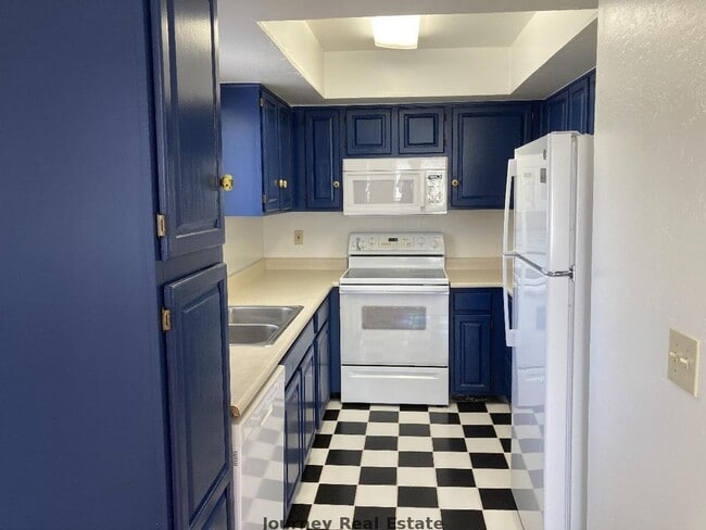 Building Photo - APPLY NOW- 333 Leroux G, Unit 8