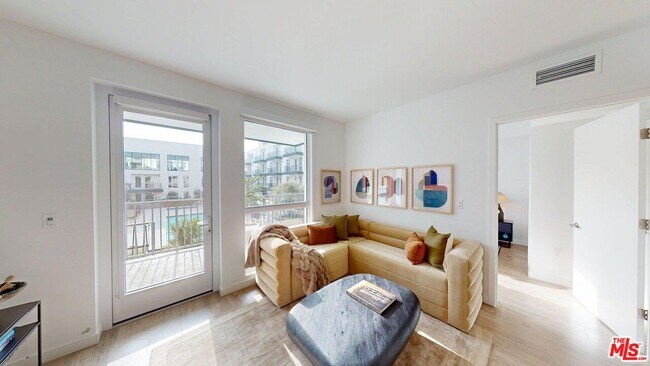 Foto del edificio - 2455 Overland Ave