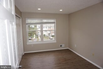 Building Photo - 80 Versailles Ct