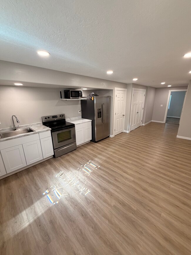 Building Photo - 4459 Pine Hollow Dr