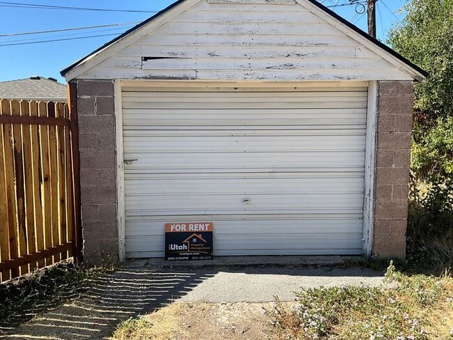 Building Photo - 3 bedroom 2 bath 1 car garage Home- Small Dog Friendly