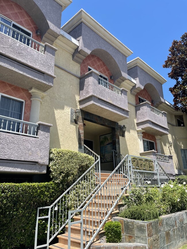 Building Photo - 7035 Woodley Ave