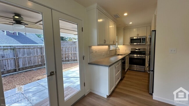 Building Photo - Remodeled 2 Bedroom Sonoma Home