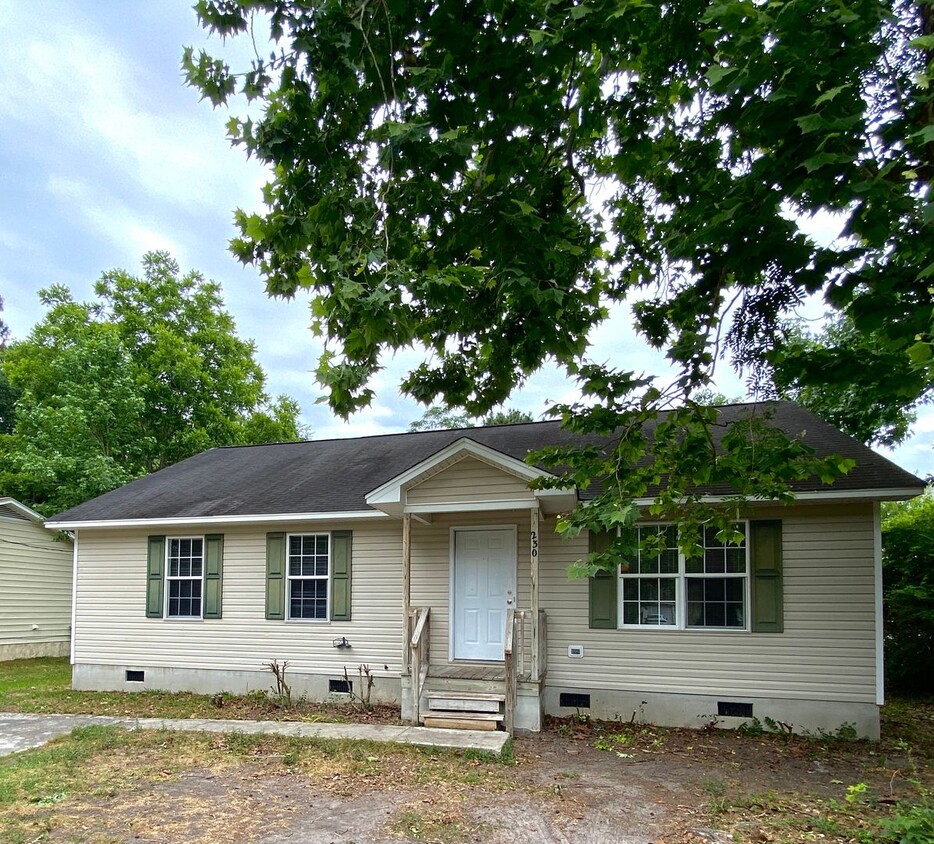 Primary Photo - 3 Bedroom 2 Bath House on Dixie Ave. Avail...