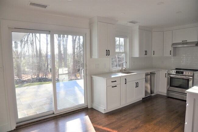 Foto del edificio - 32 Deer Hill Rd