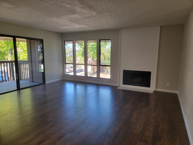 Foto del edificio - 1701 Mahogany Way