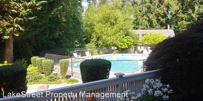 Building Photo - 2 br, 2 bath House - 9905 NE 124th St. #701