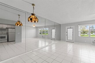Building Photo - 555 Fanshaw N