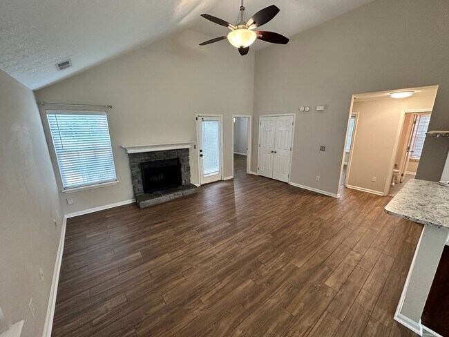 Foto del edificio - COMING SOON! Beautiful 3 BR Home; Open Floor Plan, Attached Garage; Fenced Backyard!