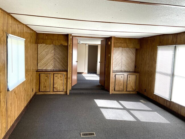 Building Photo - Mobile Home For Rent with 2 Bedrooms, 2 Ba...