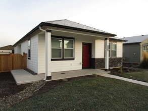 Building Photo - 512 NE Union Loop