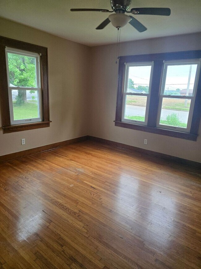 Building Photo - Beautiful House, Close to Campus