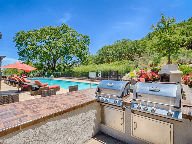 Área de picnic y barbacoa en Crooked Oak at Loma Verde Preserve, Novato, 94949 - Crooked Oak at Loma Verde Preserve Apartment Homes