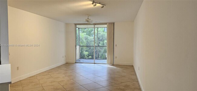 Foto del edificio - 8343 Lake Dr