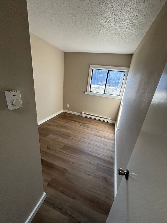 Building Photo - Two bedroom one bath apartment