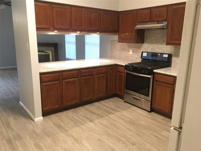 Building Photo - 6019 Shady Manor Dr