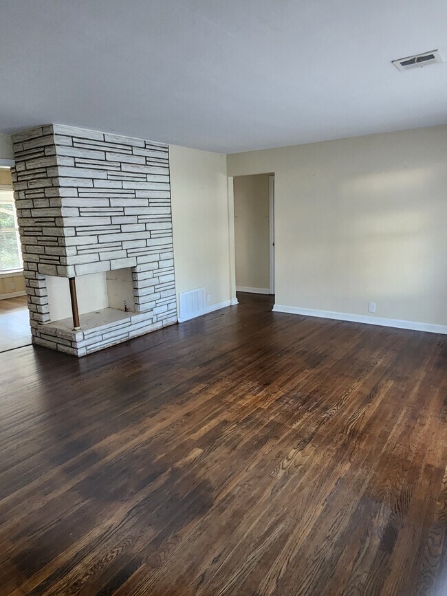 Living room - 3207 W La Rua St