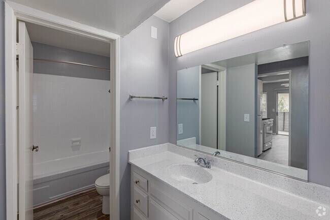 1 habitación, 1 baño - 729 pies cuadrados - Baño - Villa Del Mar Apartments