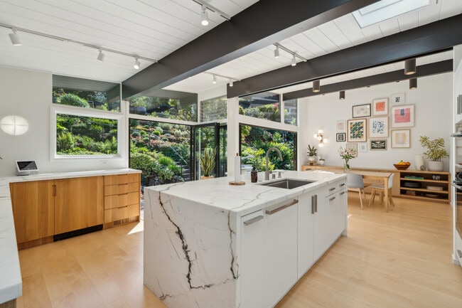 Building Photo - 209 San Rafael Ave