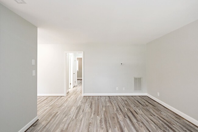 Building Photo - Move-in Ready, Renovated Duplex Just Off Rio Rd & Near Pen Park
