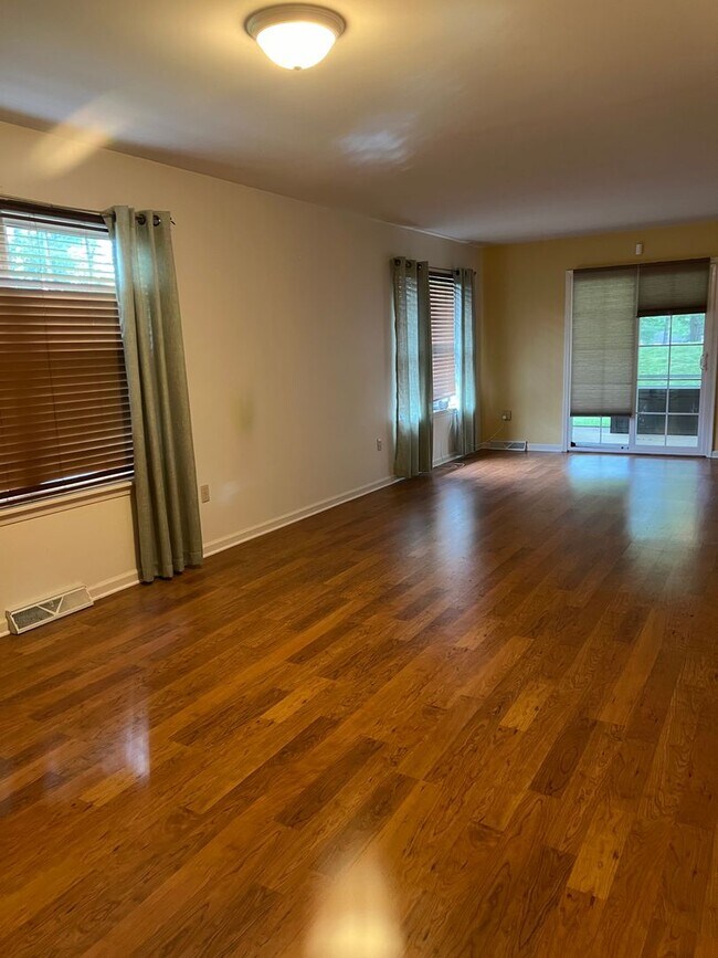 Building Photo - Cozy Crossgates 2 BR/2 Bath End of Row Condo