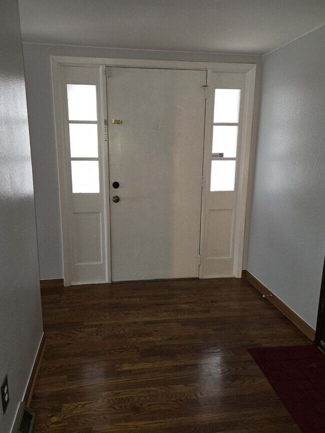 Building Photo - "Spacious 3-Bed, 3-Bath Townhouse in Heather Ridge South"