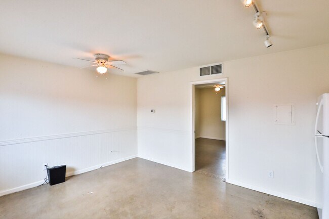 Building Photo - 1421 E Roosevelt St