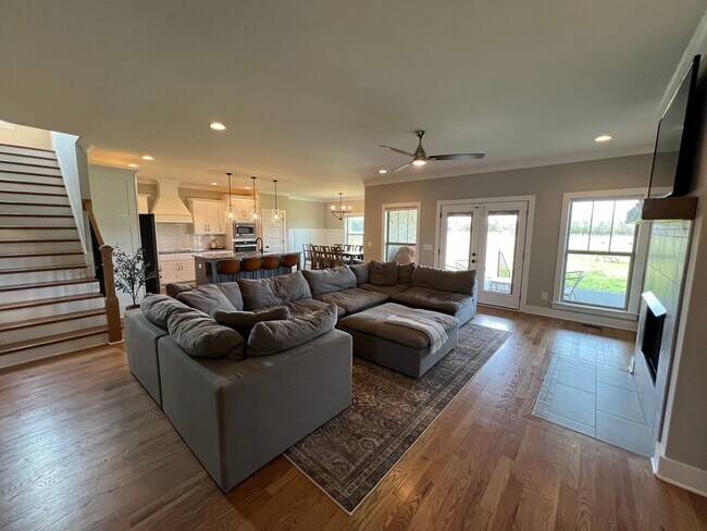 Building Photo - Stunning 4 Bedroom 3 Bathroom + Bonus & Of...