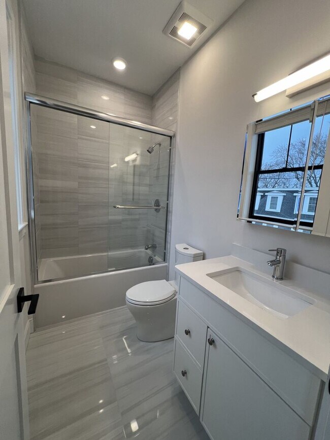 Foto del edificio - Modern 4.5 Bed/3 Bath in Allston with Washer and Dryer in Unit!