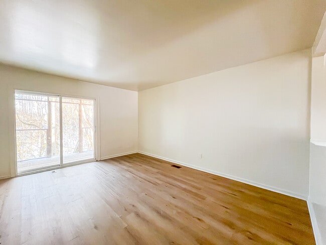 Building Photo - 32 Fox Hill Dr