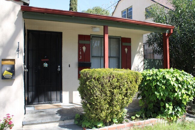 Foto del edificio - Updated One Bedroom, One Bathroom Duplex n...